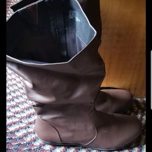 Flat heeled boots